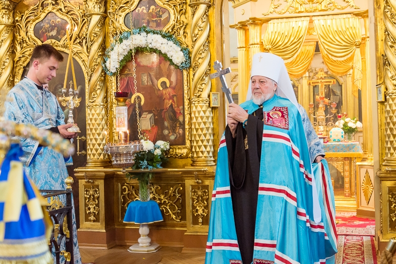 Высокопреосвященнейший Митрополит Александр в день престольного праздника совершил Божественную литургию в Рижском Благовещенском храме