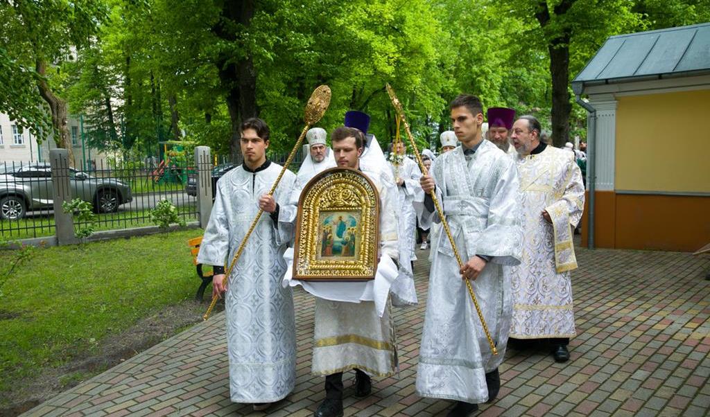 В день престольного праздника в Рижском Вознесенском латышском приходе совершена Божественная литургия Архиерейским служением